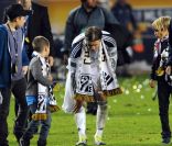 David Beckham, ému aux larmes et ses trois fils, Brooklyn, Romeo et Cruz le 20 novembre 2011 au Home Depot Center de Carson à Los Angeles après sa victoire en finale du championnat des États-Unis