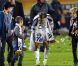 David Beckham, ému aux larmes et ses trois fils, Brooklyn, Romeo et Cruz le 20 novembre 2011 au Home Depot Center de Carson à Los Angeles après sa victoire en finale du championnat des États-Unis