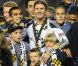 David Beckham et ses trois fils, Brooklyn, Romeo et Cruz le 20 novembre 2011 au Home Depot Center de Carson à Los Angeles après sa victoire en finale du championnat des États-Unis