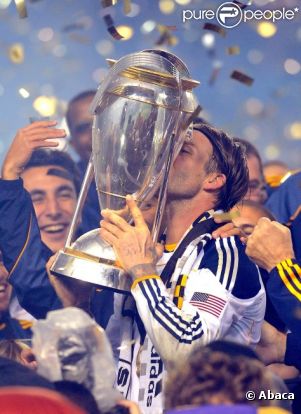 David Beckham peut enfin embrasser le trophée le 20 novembre 2011 au Home Depot Center de Carson à Los Angeles après sa victoire en finale du championnat des États-Unis