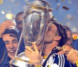 David Beckham peut enfin embrasser le trophée le 20 novembre 2011 au Home Depot Center de Carson à Los Angeles après sa victoire en finale du championnat des États-Unis