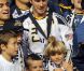 David Beckham et ses trois fils, Brooklyn, Romeo et Cruz le 20 novembre 2011 au Home Depot Center de Carson à Los Angeles après sa victoire en finale du championnat des États-Unis