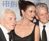 Kirk Douglas, Michael Douglas et Catherine-Zeta Jones au gala de charité des enfants de Tchernobyl, à New York le 21 novembre 2011.