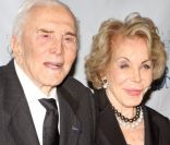 Kirk Douglas et sa femme Ann au gala de charité des enfants de Tchernobyl, à New York le 21 novembre 2011.