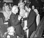 Jean Marais et Alain Delon lors du Gala de l'Union des artistes 1974.