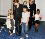 Angelina Jolie, Brad Pitt et leurs enfants au Japon en novembre 2011 