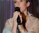 Lorie a livré une belle performance acoustique lors de son showcase au Queenie le 23 novembre 2011 en première partie de soirée.  