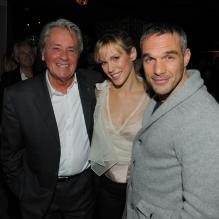 Lorie, entourée d'Alain Delon et son amoureux Philippe Bas, a livré une belle performance acoustique lors de son showcase au Queenie le 23 novembre 2011 en première partie de soirée. <br />
