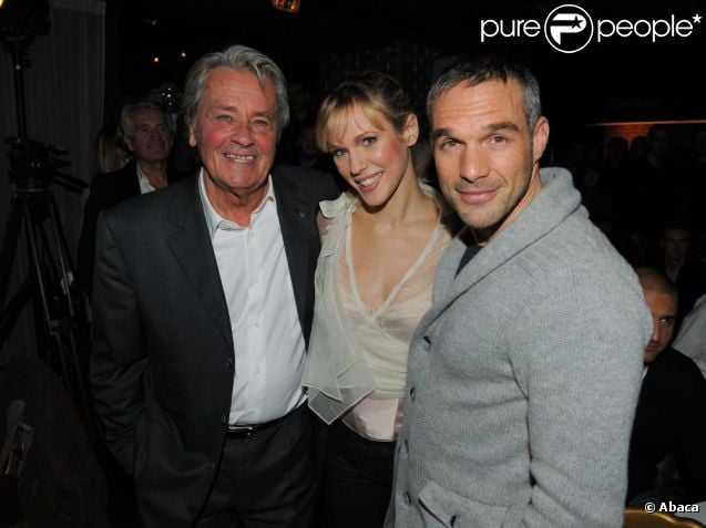 Lorie, entourée d'Alain Delon et son amoureux Philippe Bas, a livré une belle performance acoustique lors de son showcase au Queenie le 23 novembre 2011 en première partie de soirée.  