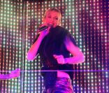 Lorie a fait la fête au Queen à Paris pour célébrer la sortie de son nouvel album. Le 23 novembre 2011