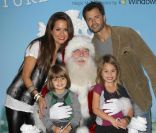 David Charvet et Brooke Burke entourent leurs enfants Shaya et Heaven, à Los Angeles, le 23 novembre 2011.