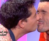 Mustapha El Atrassi et Titoff s'embrassent dans la bande-annonce pour La Nuit nous appartient de Mustapha El Atrassi, diffusée jeudi 24 novembre 2011 sur Comédie +