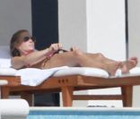 Prise la main dans le sac ! Molly Sims contrôle son bronzage dans les moindres détails lors de son séjour à Los Cabos, le 24 novembre 2011.
