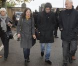 Mazarine Pingeot et son compagnon Mohamed Ulad-Mohand lors des funérailles de Danielle Mitterrand à Cluny le 26 novembre 2011