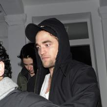 Robert Pattinson et Kristen Stewart se rendent au concert de leur ami Marcus Foster chez Bar Dingwalls à Londres le 23 novembre 2011