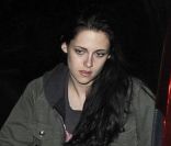 Kristen Stewart tente de se la jouer incognito lorsqu'elle rentre avec Robert Pattinson dans leur appartement à Notting Hill après avoir assisté au concert de leur ami Marcus Foster chez Bar Dingwalls à Londres le 23 novembre 2011