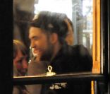 Robert Pattinson s\'éclate avec Kristen Stewart au bar Highlight après avoir assisté au concert de leur ami Marcus Foster chez Bar Dingwalls à Londres le 23 novembre 2011