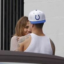 Jennifer Lopez folle de son petit ami Casper Smart lors d'une pause entre deux répétitions de danse à Los Angeles le 18 novembre 2011