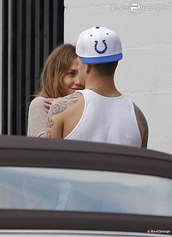 Jennifer Lopez folle de son petit ami Casper Smart lors d'une pause entre deux répétitions de danse à Los Angeles le 18 novembre 2011