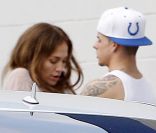 Jennifer Lopez et Casper Smart ne peuvent plus se quitter lors d'une pause entre deux répétitions de danse à Los Angeles le 18 novembre 2011