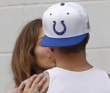 Jennifer Lopez avec son petit ami Casper Smart semblent terriblement amoureux lors d'une pause entre deux répétitions de danse à Los Angeles le 18 novembre 2011