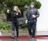 Hilary Duff et son époux Mike Comrie sous la pluie de Los Angeles, le dimanche 20 novembre 2011.