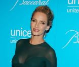 Uma Thurman a osé la transparence lors du gala Unicef organisé à New York le 29 novembre 2011