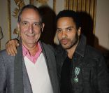 Lenny Kravitz et le producteur Gérard Drouot au ministère de la Culture, le 30 novembre 2011 à Paris