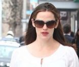 Jennifer Garner et sa mère Pat se balade à Santa Monica, le 30 novembre 2011