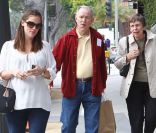 Jennifer Garner et sa famille dans les rues de Santa Monica, le 30 novembre 2011