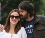 Jennifer Garner et Ben Affleck amoureux dans les rues de Santa Monica, le 30 novembre 2011