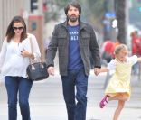 Jennifer Garner et Ben Affleck amoureux avec leur fille Violet dans les rues de Santa Monica, le 30 novembre 2011
