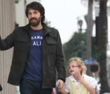 Jennifer Garner et Ben Affleck amoureux avec leur fille Violet et sa robe jaune dans les rues de Santa Monica, le 30 novembre 2011
