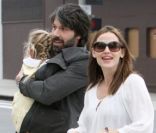 Jennifer Garner et Ben Affleck qui porte avec sa fille Violet dans les bras dans les rues de Santa Monica, le 30 novembre 2011