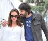 Jennifer Garner et Ben Affleck amoureux avec leur fille Violet qui fait le spectacle dans les rues de Santa Monica, le 30 novembre 2011