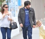Jennifer Garner et Ben Affleck amoureux avec leur fille Violet dans les rues de Santa Monica, le 30 novembre 2011