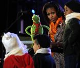 Barack Obama en famille lors des illuminations de Noël de la Maison Blanche. Le 1er décembre 2011