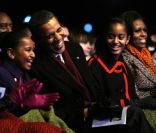 Barack Obama en famille lors des illuminations de Noël de la Maison Blanche. Le 1er décembre 2011