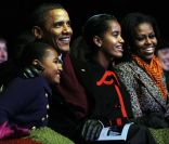 Barack Obama entouré des femmes de sa vie lors des illuminations de Noël de la Maison Blanche. Le 1er décembre 2011