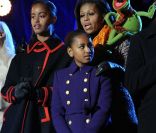 Barack Obama en famille lors des illuminations de Noël de la Maison Blanche. Le 1er décembre 2011