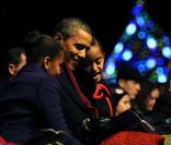 Barack Obama en famille lors des illuminations de Noël de la Maison Blanche. Le 1er décembre 2011