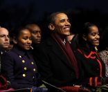 Barack Obama en famille lors des illuminations de Noël de la Maison Blanche. Le 1er décembre 2011