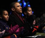 Barack Obama en famille lors des illuminations de Noël de la Maison Blanche. Le 1er décembre 2011