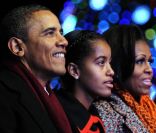 Barack Obama retombe en enfance en famille lors des illuminations de Noël de la Maison Blanche. Le 1er décembre 2011
