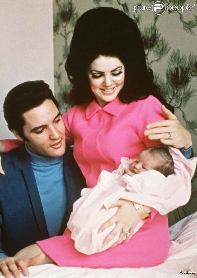 Elvis Presley, sa femme Priscilla et leur fille Lisa-Marie, à Memphis, en 1968. 