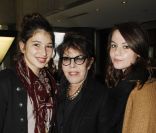 Dani, sa petite-fille Amlie et une amie lors de la représentation du ballet Cendrillon, à l'Opéra Bastille, le dimanche 4 décembre 2011.