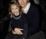 Adélaïde d'Orléans et sa fille Aznudena lors de la représentation du ballet Cendrillon, à l'Opéra Bastille, le dimanche 4 décembre 2011.