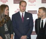 Kate Middleton et le prince William posent avec Gary Barlow au Royal Albert Hall, à Londres, le 6 décembre 2011.