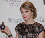 La chanteuse Taylor Swift et son parfum Wonderstruck.