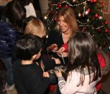 Amanda Sthers s'est retrouvé au milieu d'une nuée d'enfants enchantés de rencontrer l'auteure de Lili Lampion le 7 décembre 2011 à la Librairie Carré d'Encre à Paris 